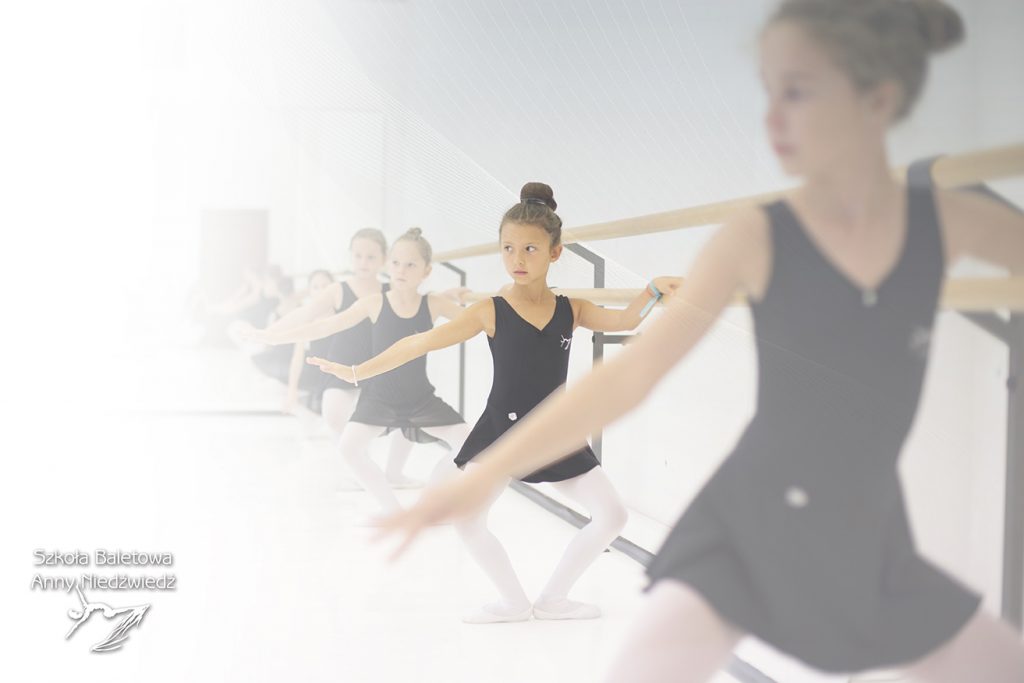 Od kiedy zacząć naukę baletu ? Uczennice Szkoły Baletowej Anny Niedźwiedź tańczą balet