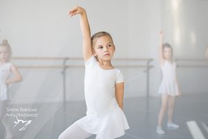 Od kiedy zacząć naukę baletu ? Uczennica Szkoły Baletowej Anny Niedźwiedź tańczy balet