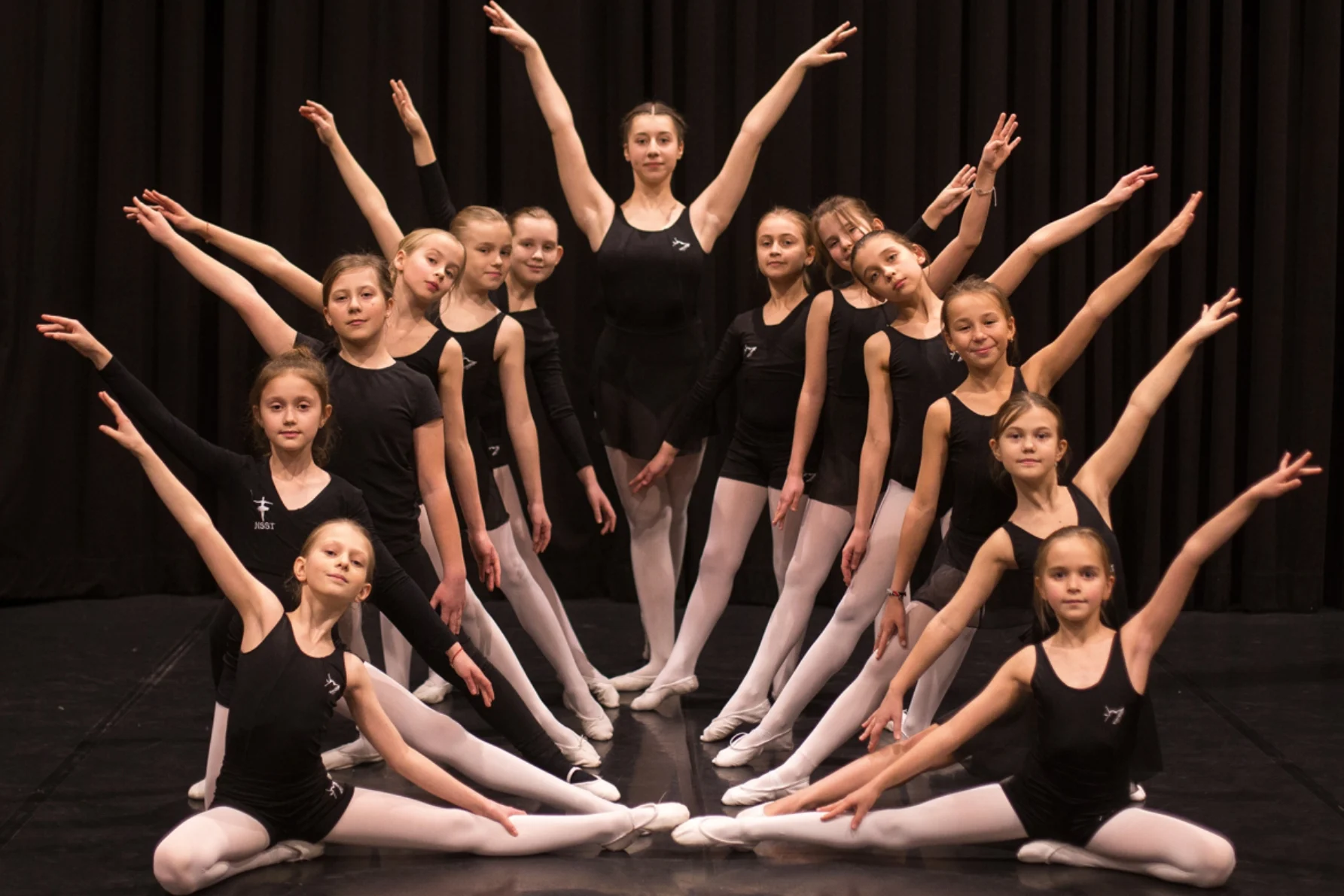 Uczennice podczas pokazu na zajęciach AcroDance w profilu artystyczno-akrobatycznym Szkoły Baletowej Anny Niedźwiedź w Poznaniu